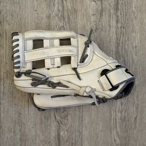 Mizuno White and Black Fastpitch Glove, Barely Used